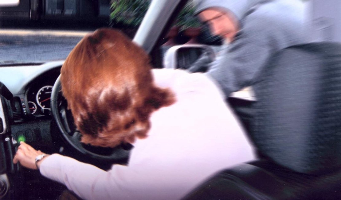 Mulher tem carro roubado e criminoso deixa motocicleta no local do assalto