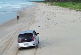 Motorista flagrado com carro na faixa de areia da Praia do Francês recebe multa de R$ 15 mil