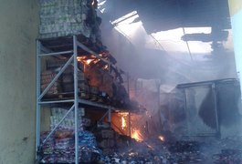 Incêndio atinge galpão do Mercado da Produção, em Maceió