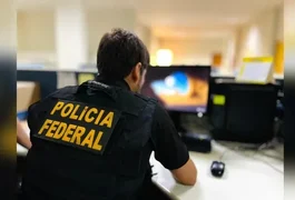 PF flagra passageiro com anabolizantes e emagrecedores em mala