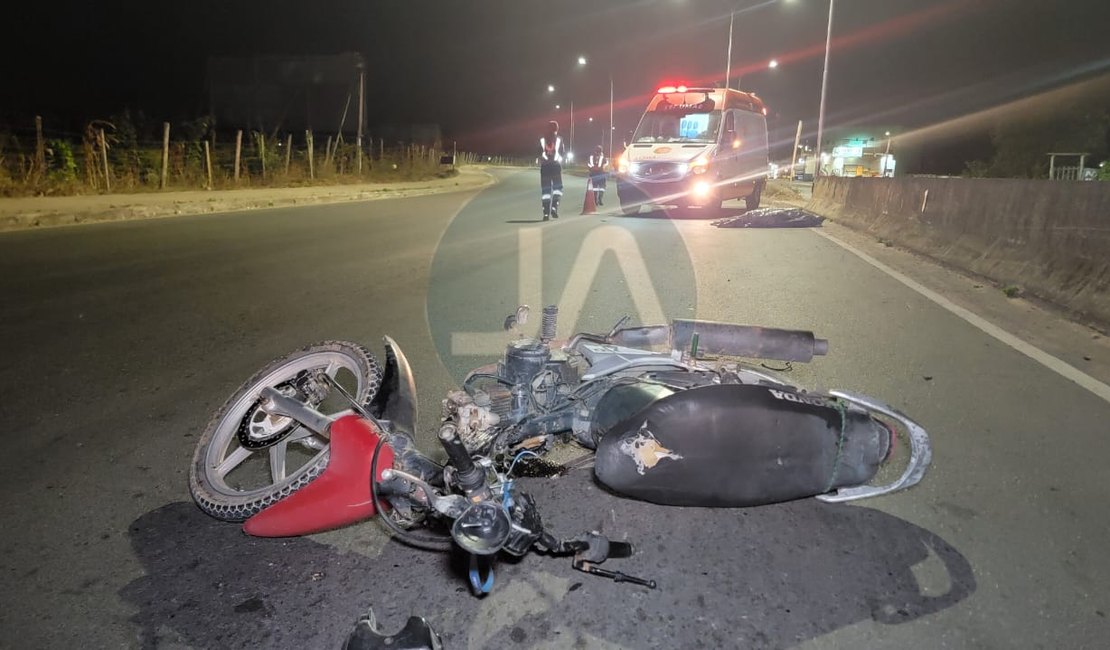 Homem perde o controle da direção de motocicleta, colide em poste e morre, em Arapiraca