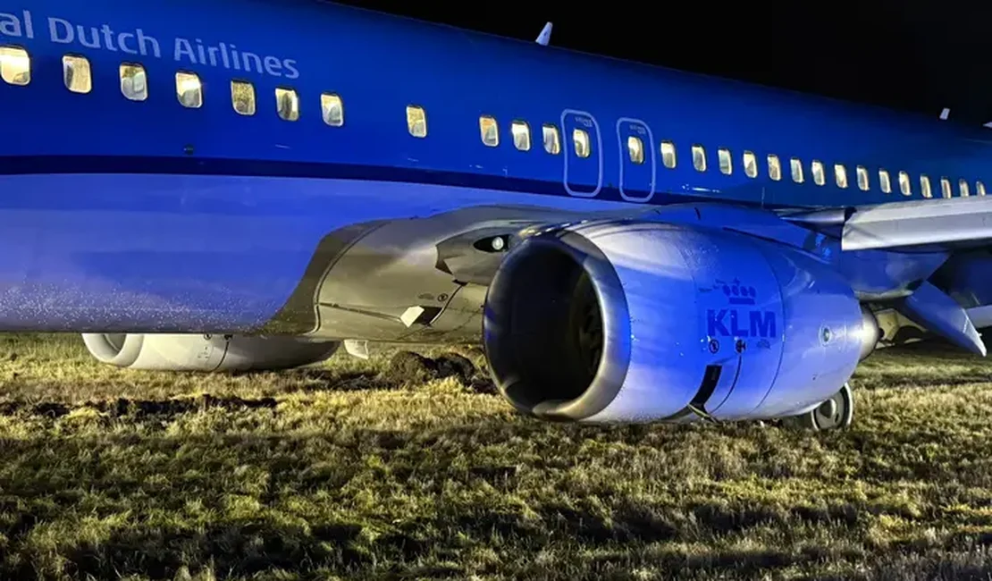 Avião faz pouso de emergência, sai da pista e vai parar na grama, na Noruega