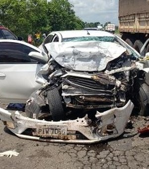 Colisão entre carreta e carro deixa cinco mortos na BR-135, no Maranhão