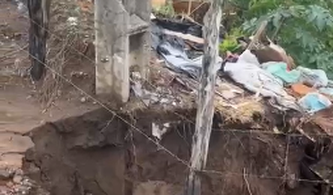 VÍDEO: Solo cede e poste fica com base exposta em rua no bairro Primavera, em Arapiraca