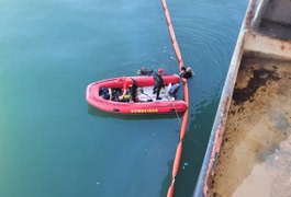 Bombeiros vistoriam embarcação atracada no Porto em Alagoas