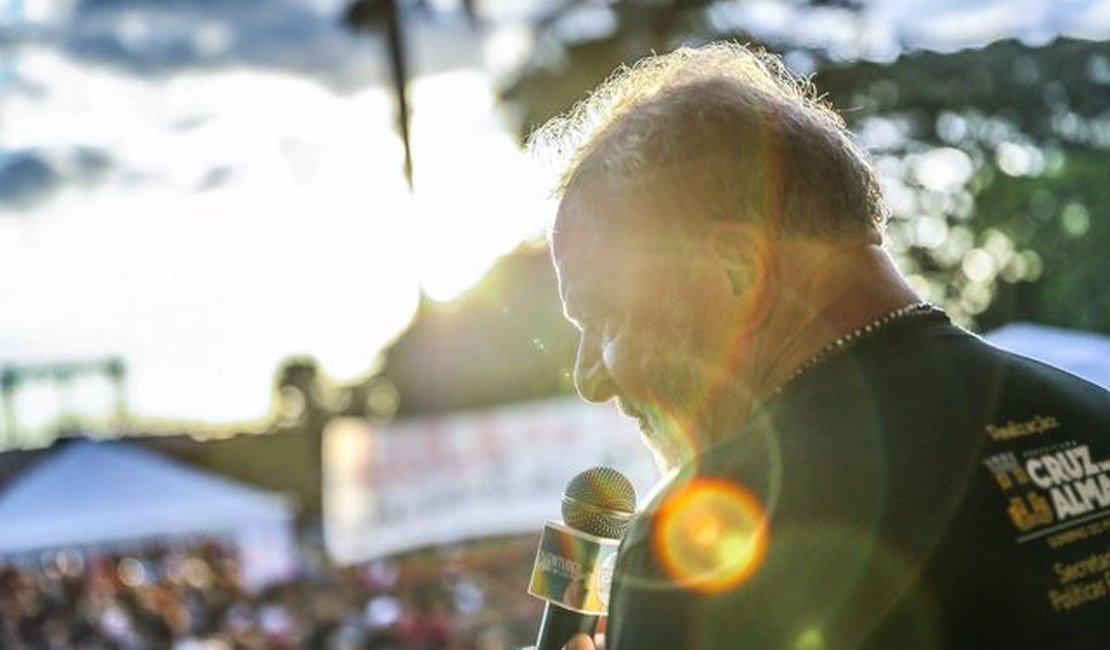 Crítico de ladrão deve entrar na política, diz Lula