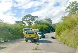 Vídeo. Colisão entre carro e moto deixa motociclista gravemente ferido no Agreste alagoano