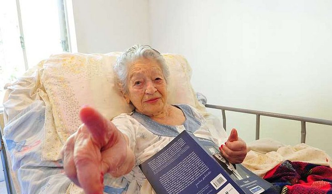 Idosa de 103 anos vence covid-19 e dengue