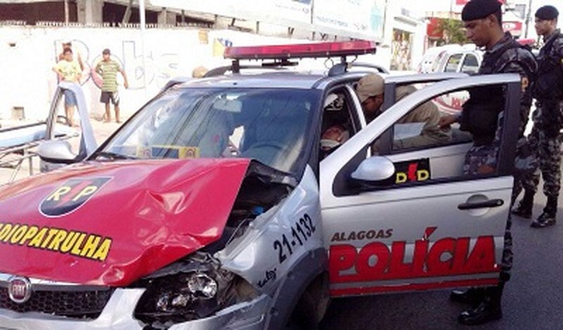 Mulher é presa por embriaguez após colidir com viatura da PM