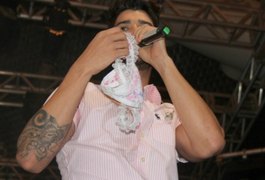 Gusttavo Lima cheira calcinha de fã em show e leva público ao delírio