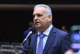 Para evitar questionamentos sobre sua atuação da CPMI do INSS, Alfredo Gaspar adia visita a Jair Bolsonaro