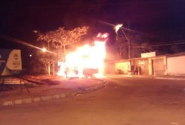 Criminosos incendeiam mais um ônibus da Real Alagoas em Maceió