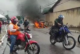 Carro pega fogo e assusta moradores no Cavaco, em Arapiraca