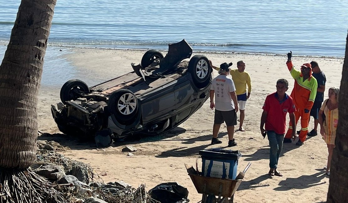 Motorista perde controle de carro e capota em faixa de areia na orla de Maceió