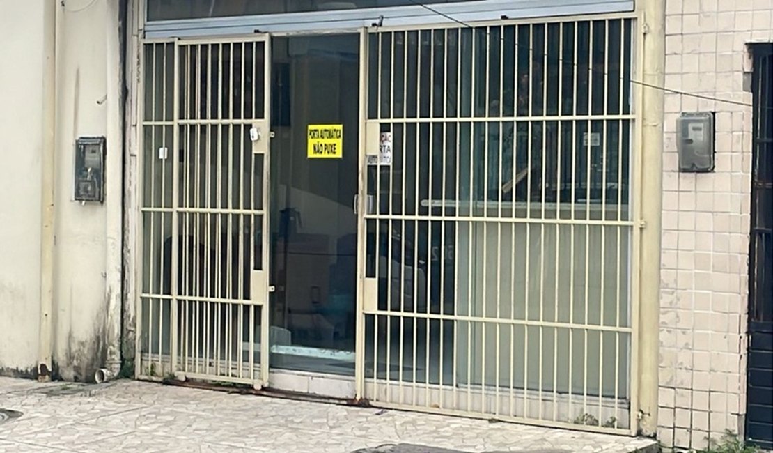 Três homens invadem pousada para matar hóspede na Pajuçara, em Maceió; tiroteio foi registrado no local