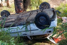 Condutor fica ferido após perder controle de carro e capotar veículo na AL-210