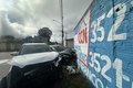 Motorista avança placa de pare e causa batida no bairro São Luiz I; veículos colidiram contra muro