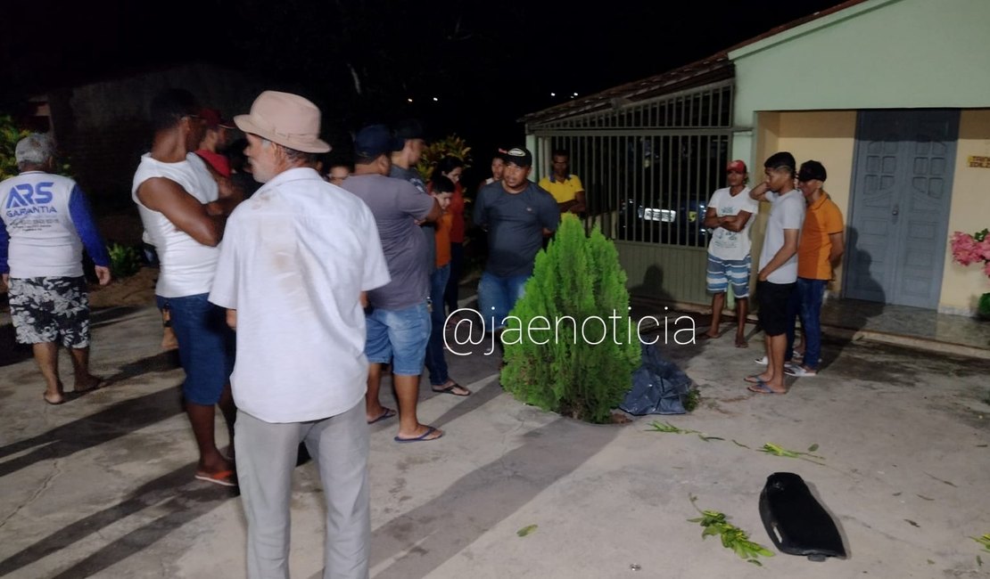 Motociclista perde controle de veículo em quebra-molas e morre em Lagoa da Canoa; passageiro ficou ferido