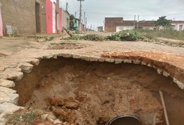 Vídeo. Tubulação de água se rompe e causa cratera na zona rural de Arapiraca