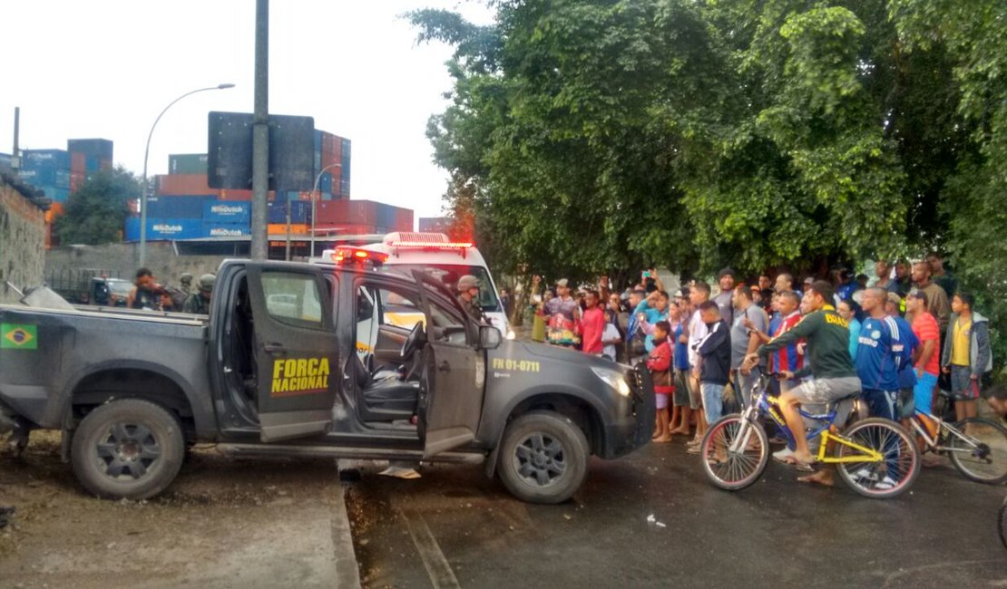 Militares da Força Nacional são atacados a tiros na Maré, Rio