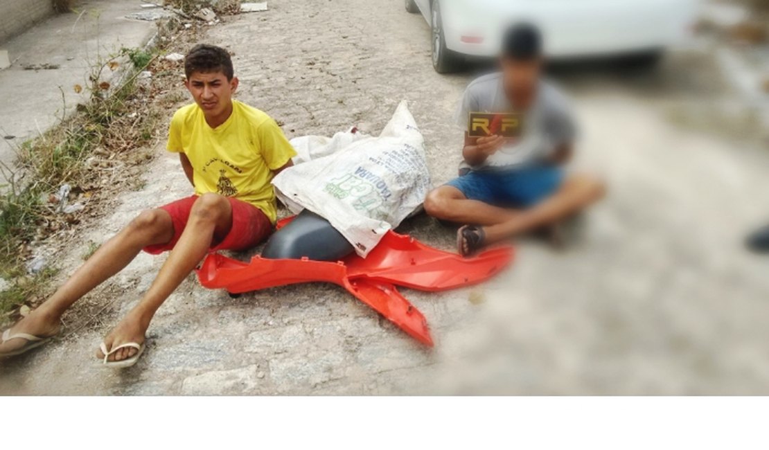 PM prende jovem e apreende menor suspeitos de furtar motocicleta em Arapiraca