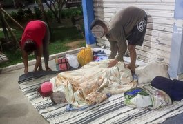 Família, com três crianças, se abriga na Praça do Artesanato, em Arapiraca