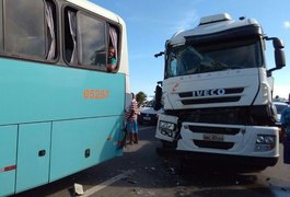 Engavetamento envolvendo quatro veículos deixa trânsito lento na AL 101 Sul