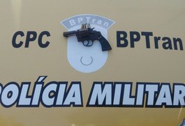 Dupla é presa com arma de fogo durante operação Mente Brilhante, em Maceió