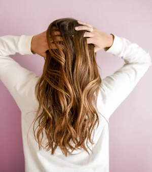 A queda de cabelo afeta 50% das mulheres. Saiba como identificar e tratar o problema