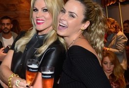 Amigas! Val Marchiori e Ana Paula fazem brinde e selam a paz em evento de moda