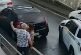 VÍDEO: Após ser chamado de 'corno' na frente da esposa, homem pega arma para dar tiro, na Bahia