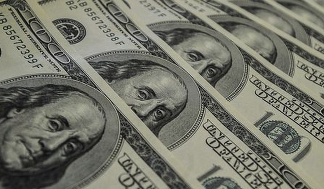 Entrada de dólares no Brasil supera saída em US$ 9,4 bi em 2015