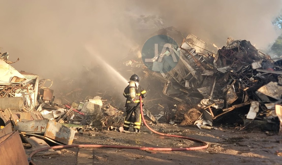 VÍDEO. Incêndio destrói materiais recicláveis em depósito de Arapiraca
