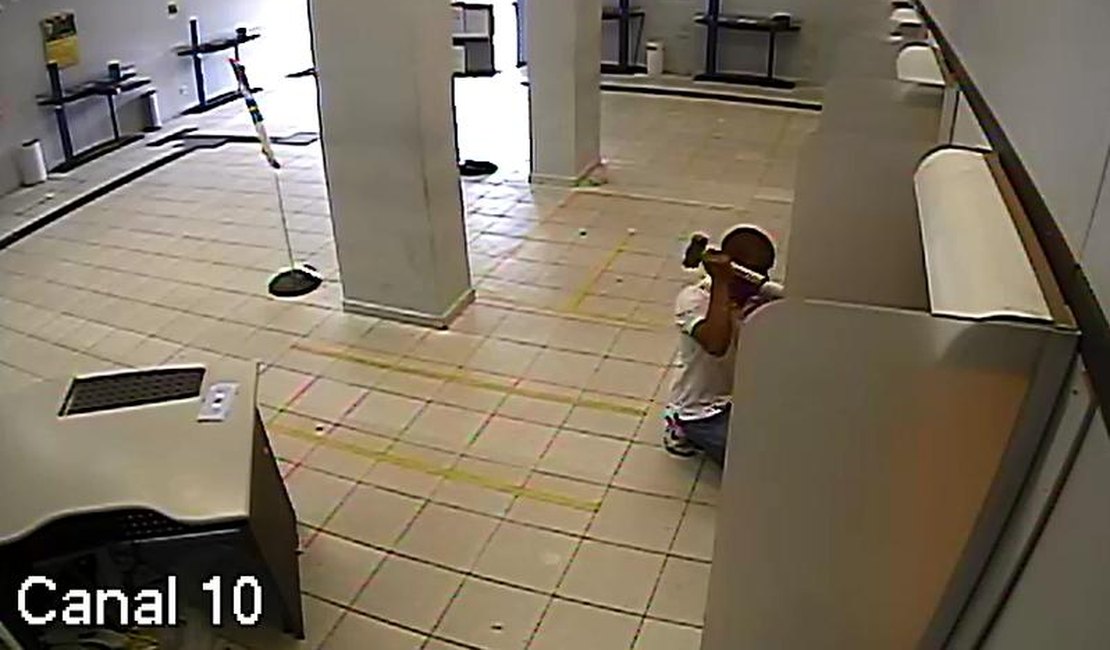 Policia Civil divulga vídeo de arrombamento a caixas do Banco do Brasil