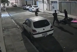 VÍDEO. Câmeras flagram momento em que motociclista é morto por assaltantes em bairro de Maceió