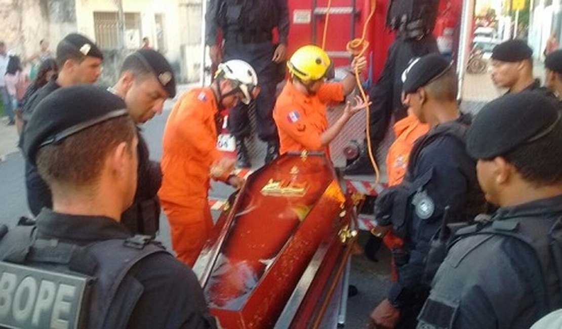 Comoção marca cortejo de militares mortos em acidente na BR-101