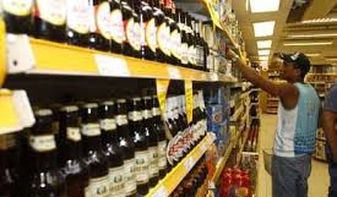 Para ter mais dinheiro, governo vai aumentar imposto de cerveja, refrigerante e água