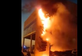 VÍDEO. Curto-circuito quase causa incêndio em loja de Arapiraca