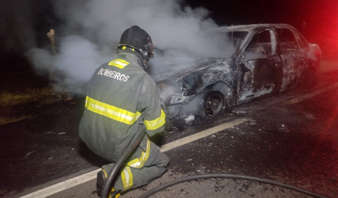 Carro de passeio pega fogo na AL 110, em Arapiraca
