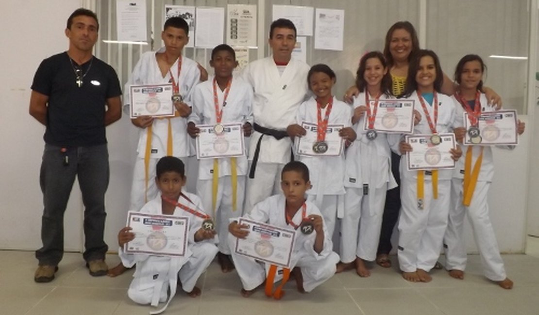 Alunos arapiraquenses se destacam em torneio de karatê