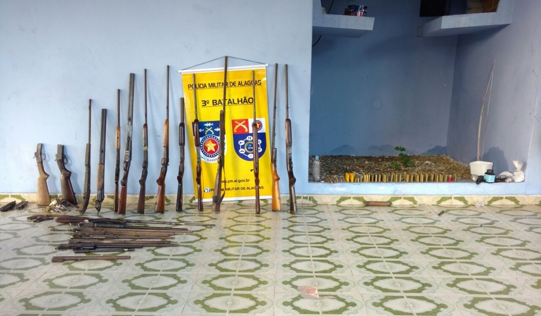 Operação conjunta apreende 18 armas e três pessoas são detidas, em Lagoa da Canoa