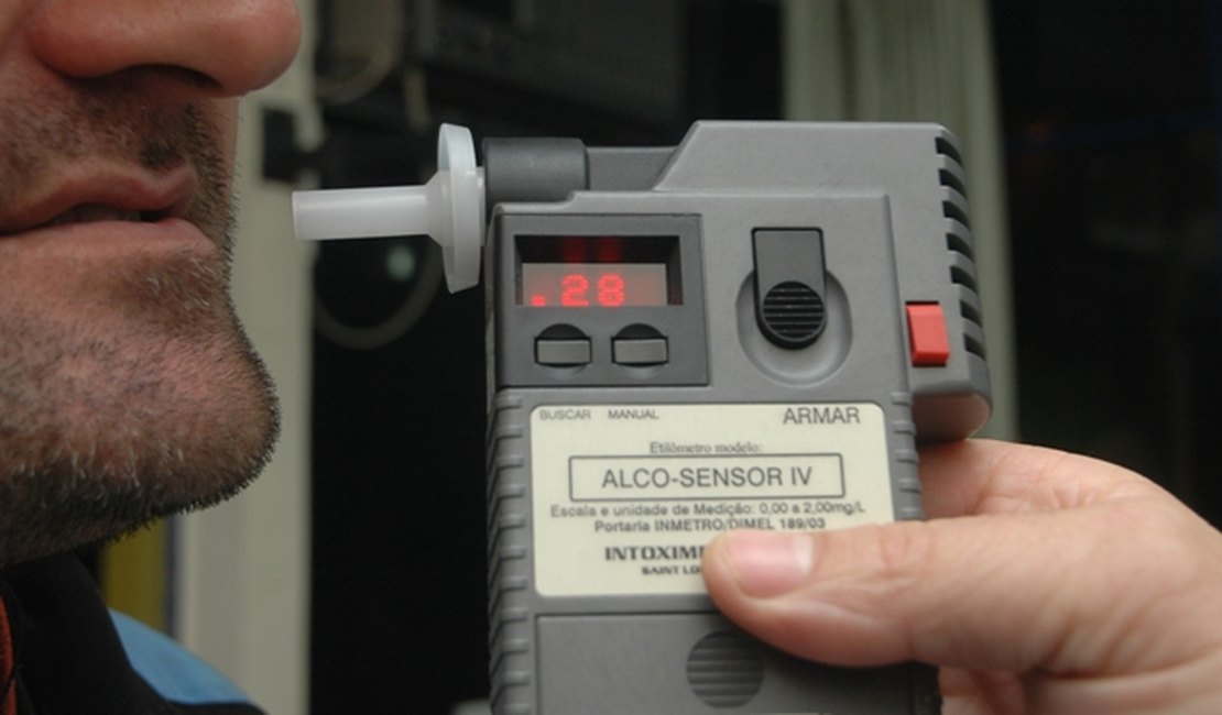 Homem embriagado conduz moto na contramão, na Rua 16 de Setembro, em Arapiraca