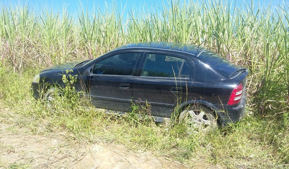 Veículo roubado é encontrado em canavial, no município de Messias