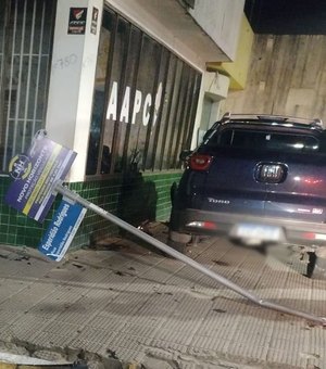 Veículo de passeio não respeita placa de parada obrigatória e acaba atingido outro carro no Centro de Arapiraca