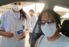 Djavan toma a segunda dose da vacina contra a Covid-19