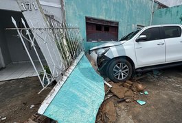 Mulher perde controle de veículo e bate em muro de residência no bairro Alto do Cruzeiro, em Arapiraca