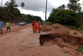 Temporal abre cratera e engole poste na rodovia AL-465, em Japaratinga