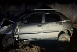 Idoso é socorrido após capotamento de carro na AL-220, em Monteirópolis