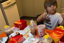 Usando o celular da mãe, garoto de 3 anos faz pedido gigante no McDonad’s: “Ri e chorei”