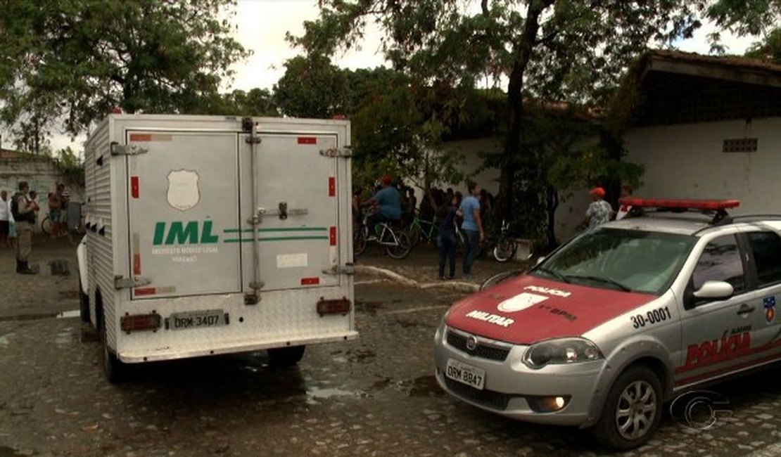 Jovem tem corpo esquartejado e cabeça enfiada dentro do abdômen em Maceió
